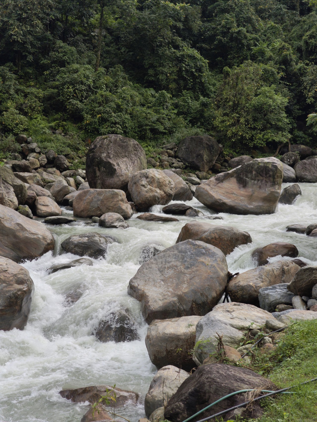 Murti river, Rocky island, India. Free Landscapes photos