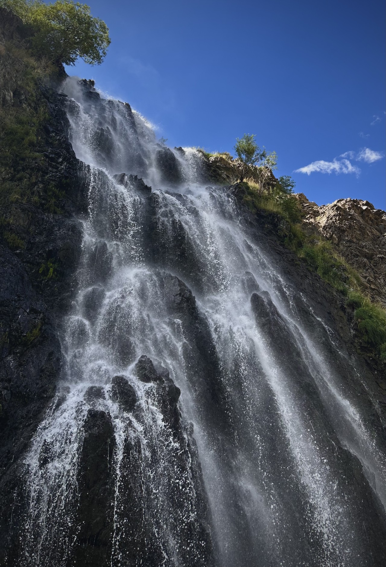Manthoka waterfall. Free Landscapes photos
