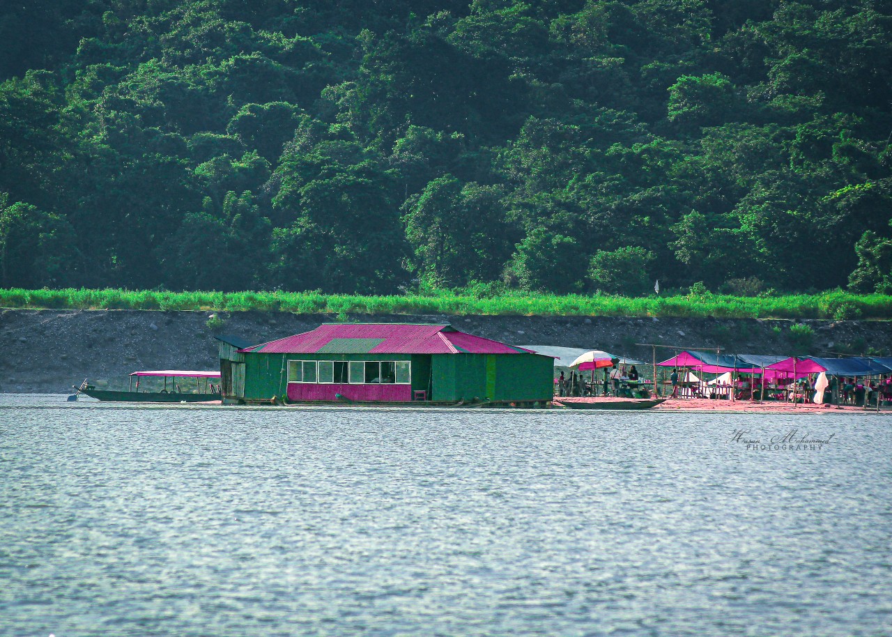 Lunch with a lake view, Bicnakandi. Free Landscapes photos