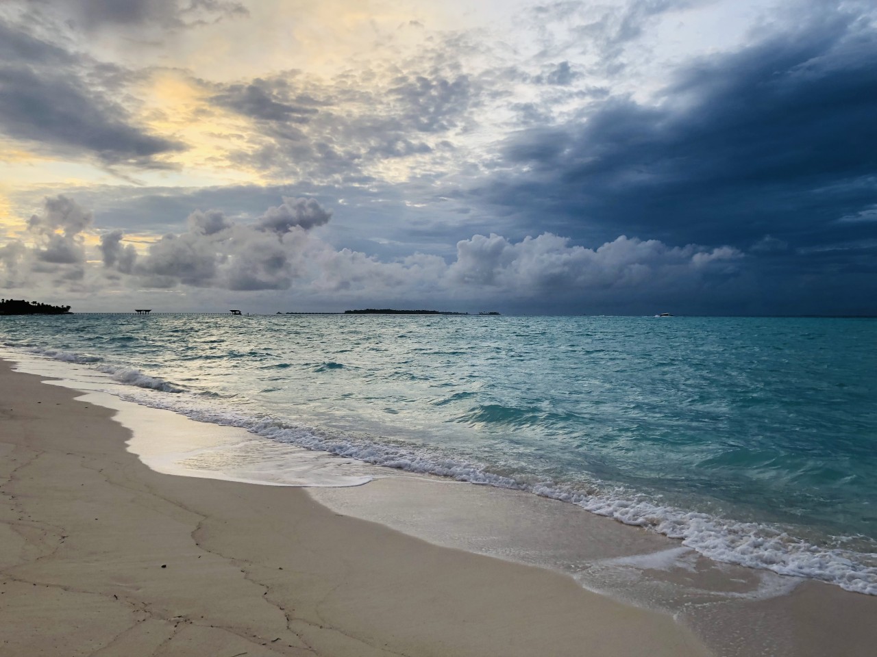 Two shades of sea. Free Seascapes photos