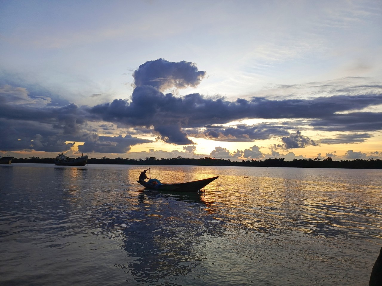 Fisherman in boat. Free Seascapes photos